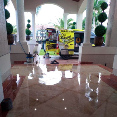 Limpieza de pisos de mármol en Miami
